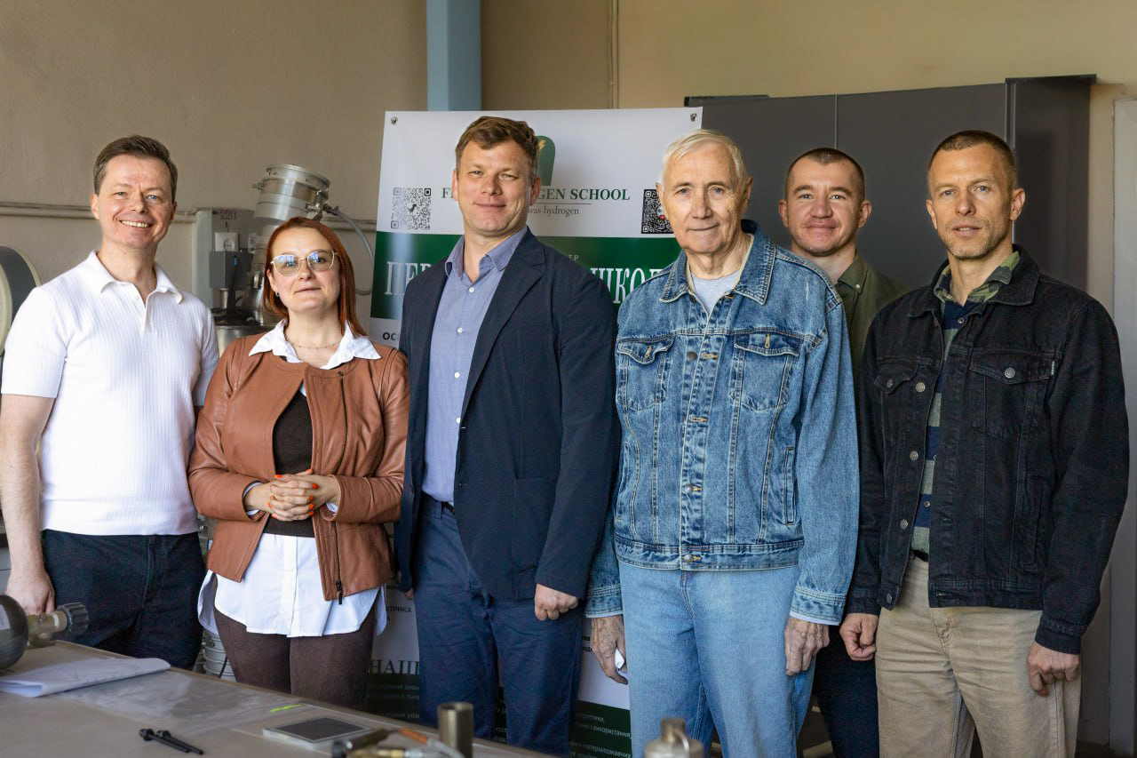 Сучасна команда в лабораторії